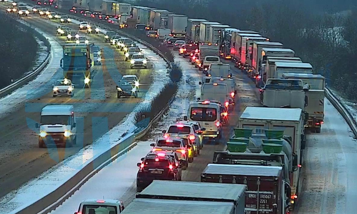 Kolony na dálnici D8 kvůli sněhu a nehodě. Zdroj: ŘSD