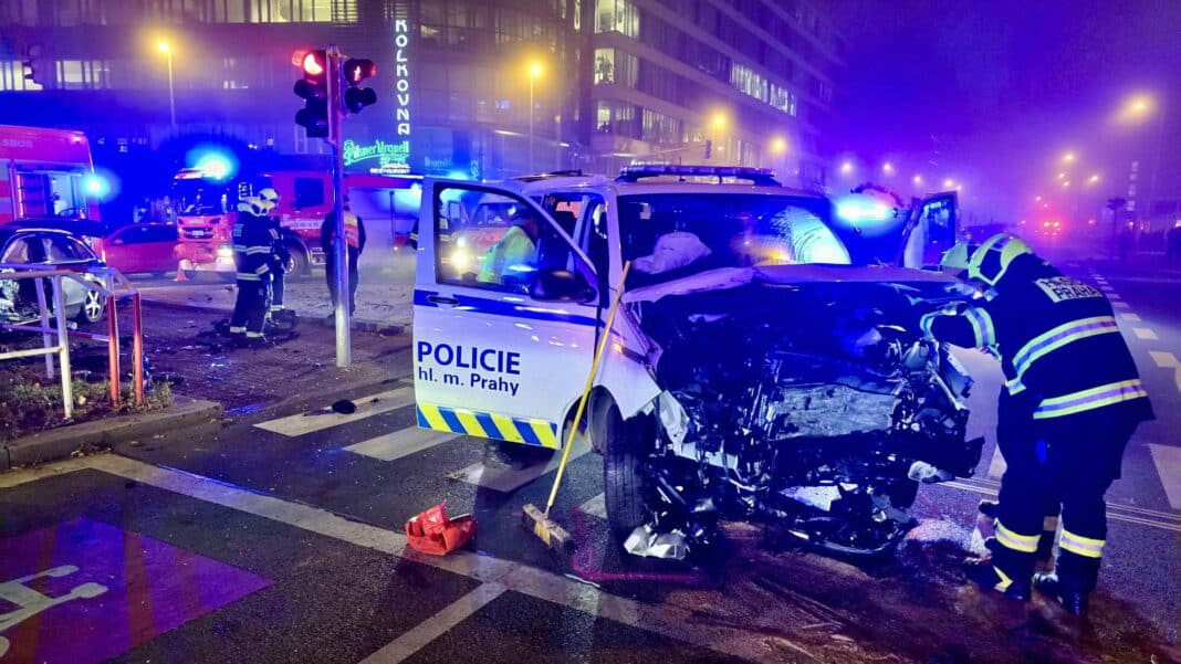 Nehoda strážníků v Praze. Foto: HZS