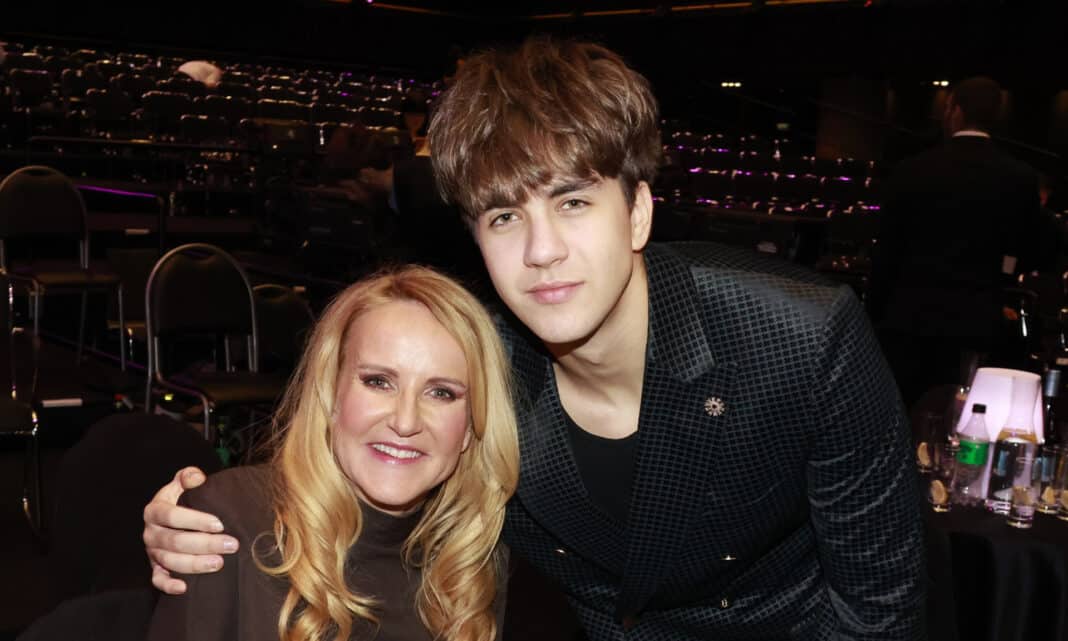 Jakub Svoboda se svou maminkou Vendulou Pizingerovou na slavících. Foto: Nextfoto