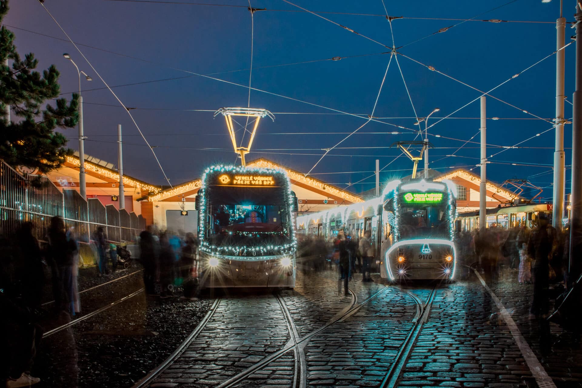Vánočně nasvícené tramvaje v Praze. Foto: X/PID