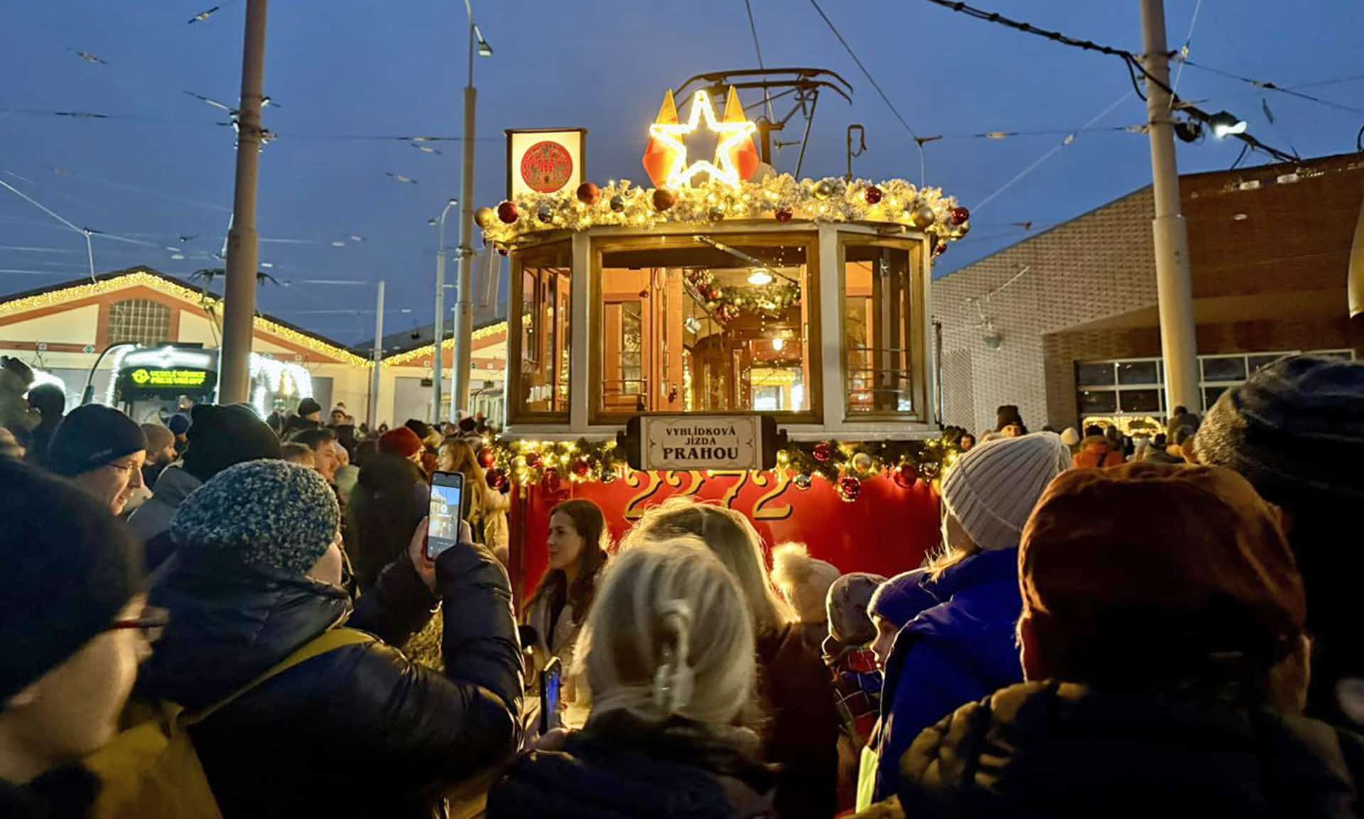 Vyjíždí vánočně nasvícená historická tramvaj 42. Foto: DPP - Dominika Brabcová