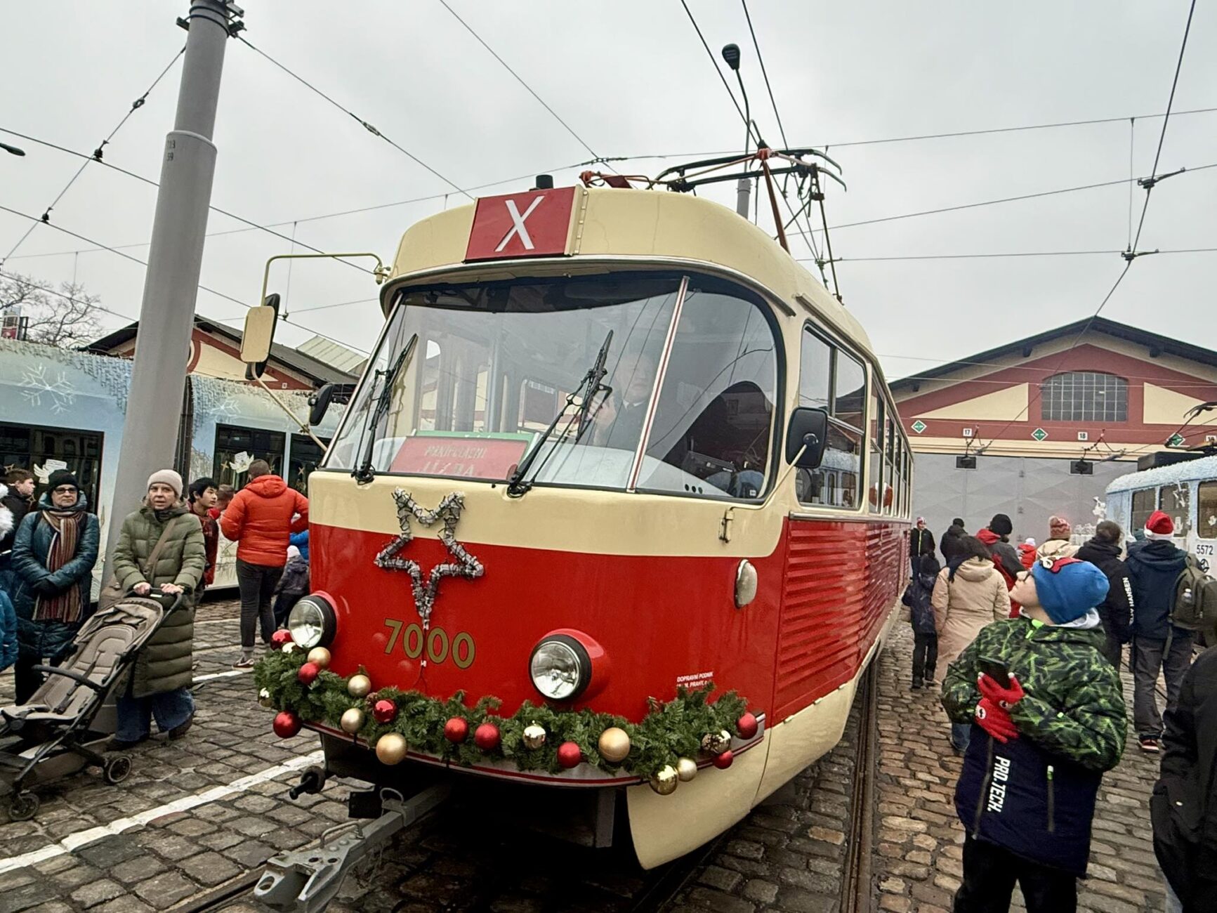 Do ulic Prahy vyjely nazdobené tramvaje. Foto: DPP - Dan Šabík