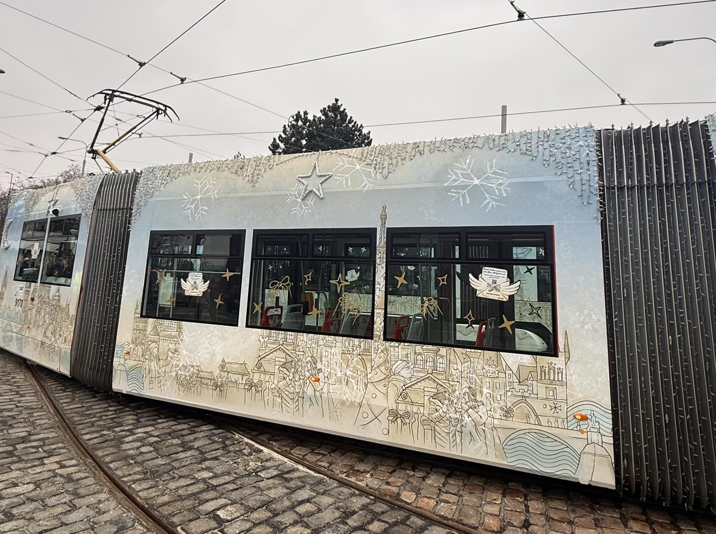 Do ulic vyjely tramvaje vyzdobené polepy a světýlky. Foto: DPP - Dan Šabík