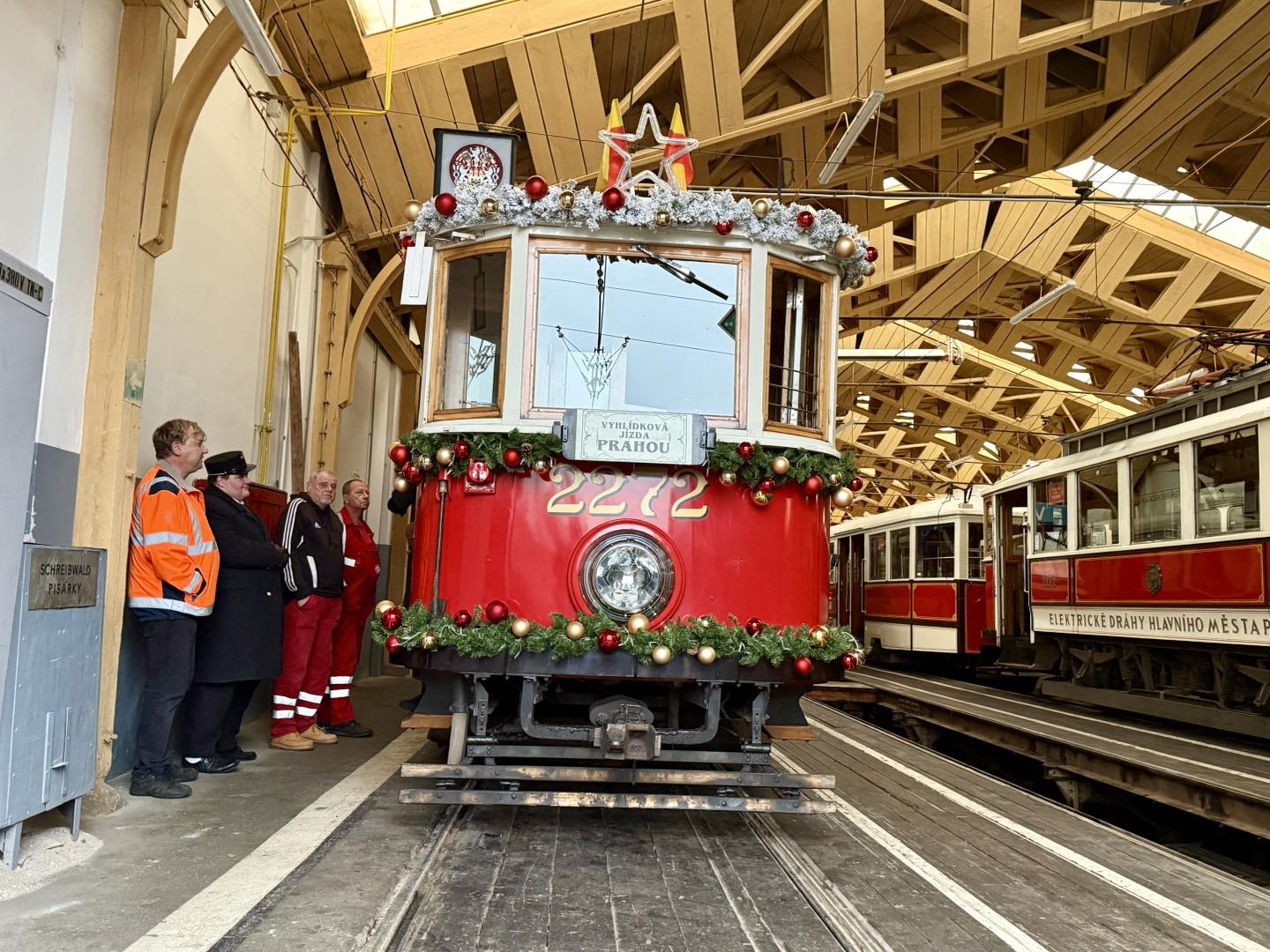 Vyjíždí vánočně nasvícená historická tramvaj 42. Foto: DPP - Dominika Brabcová