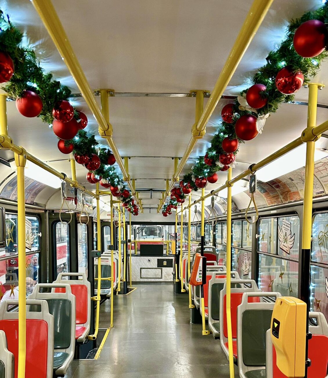 Vánočně vyzdobené tramvaje v Praze. Foto: DPP - Dan Šabík