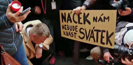 Filipa Turka na Národní třídě vítal nepříjemný transparent.