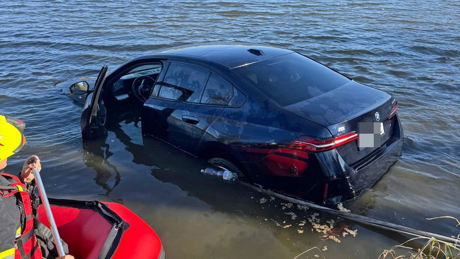 FOTO: Neobvyklý výlov v Žantově. Řidič skončil s BMW v rybníku, lovit ho museli potápěči