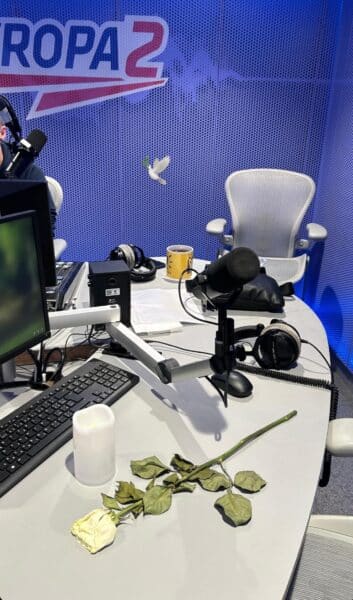 Na stole Patrika Hezuckého ve studiu leží bílá růže. Foto: IG