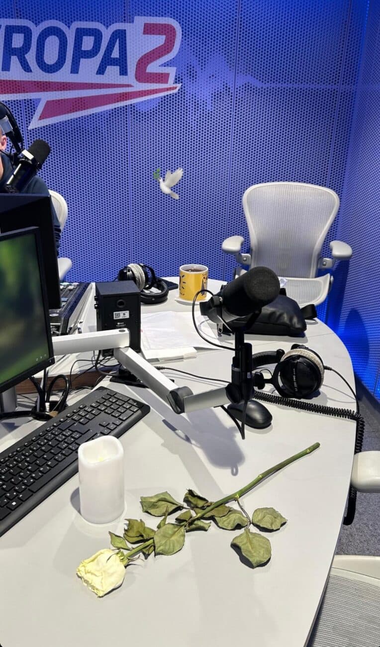 Na stole Patrika Hezuckého ve studiu leží bílá růže. Foto: IG