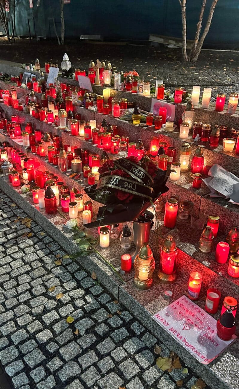 Na schodech před rádiem hoří svíčky. Foto. IG