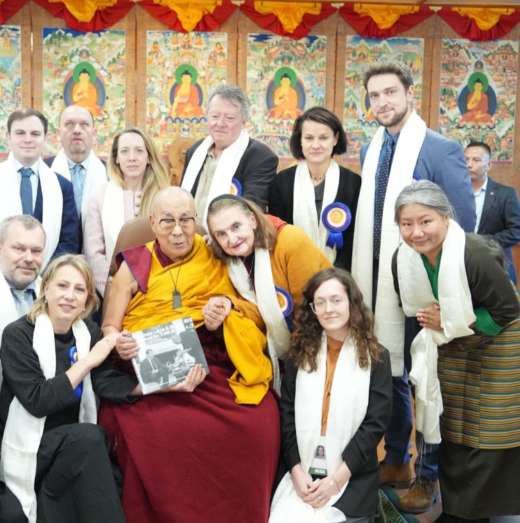 Eva Holubová se setkala s dalajlamou. Foto: FCB/Eva Holubová