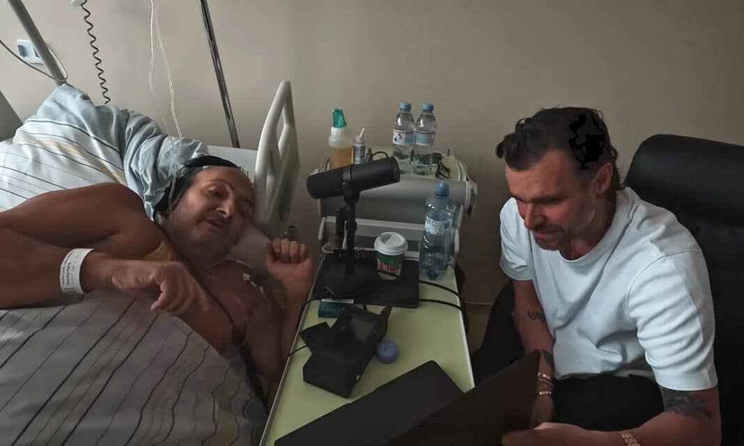 Leoš Mareš u Patrika Hezuckého v nemocnici. Zdroj: YouTube/ @lepsiuztonebude