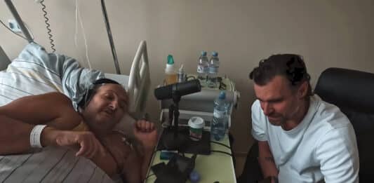 Leoš Mareš u Patrika Hezuckého v nemocnici. Zdroj: YouTube/ @lepsiuztonebude