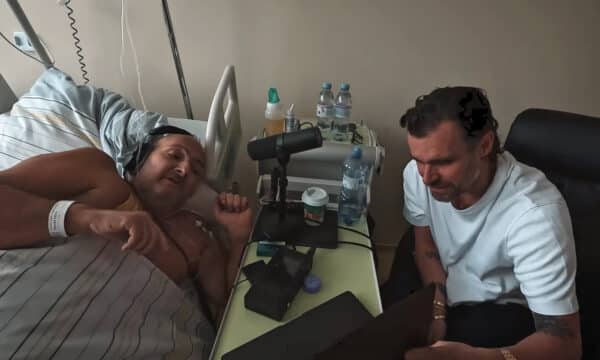Leoš Mareš u Patrika Hezuckého v nemocnici. Zdroj: YouTube/ @lepsiuztonebude
