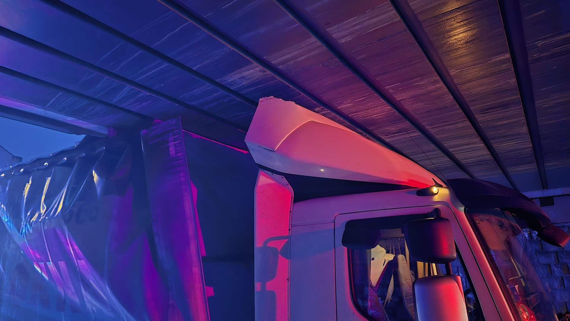 Nehoda nákladního vozu v Praze. Foto: HZS