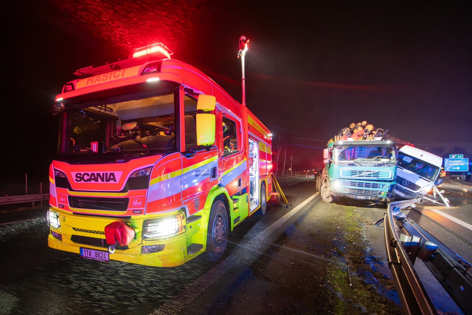 Hromadná nehoda na dálnici D56 u Paskova. Foto. HZS