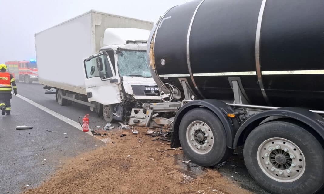 Vážná nehoda na dálnici D1 u Lipníku. Foto: HZS