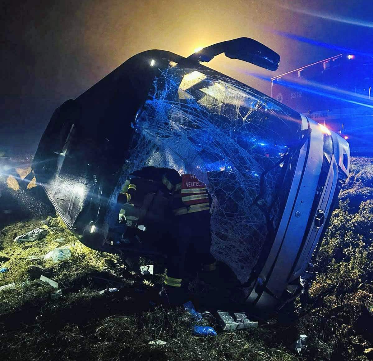 Na dálnici D1 dnes havaroval autobus. Foto: PSR