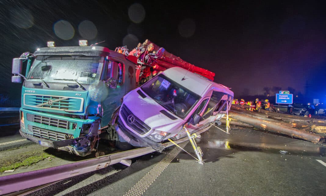 Tragická nehoda na dálnici D56 u Paskova. Foto: HZS