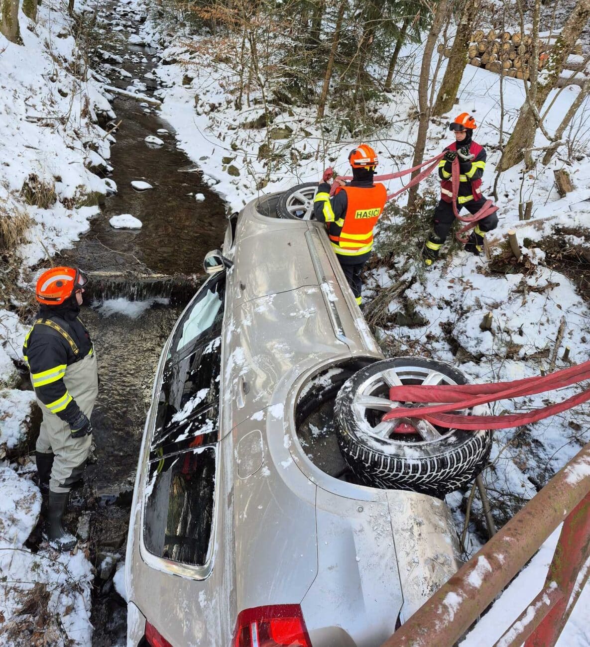 Nehoda u Velkých Karlovic. Foto: HZS