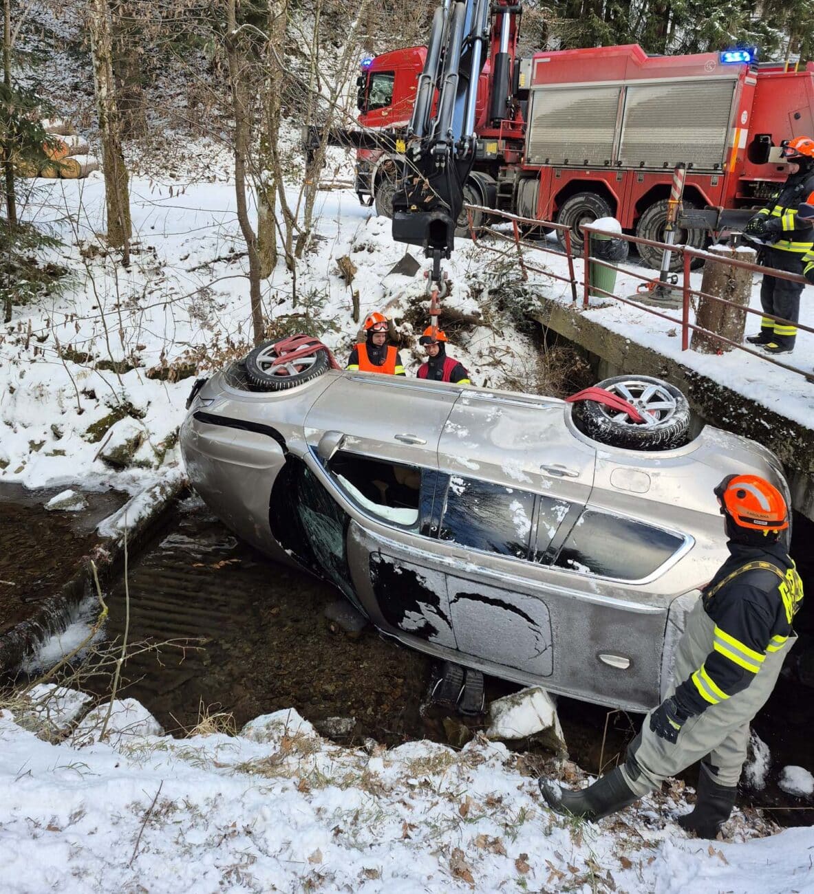 Nehoda u Velkých Karlovic. Foto: HZS