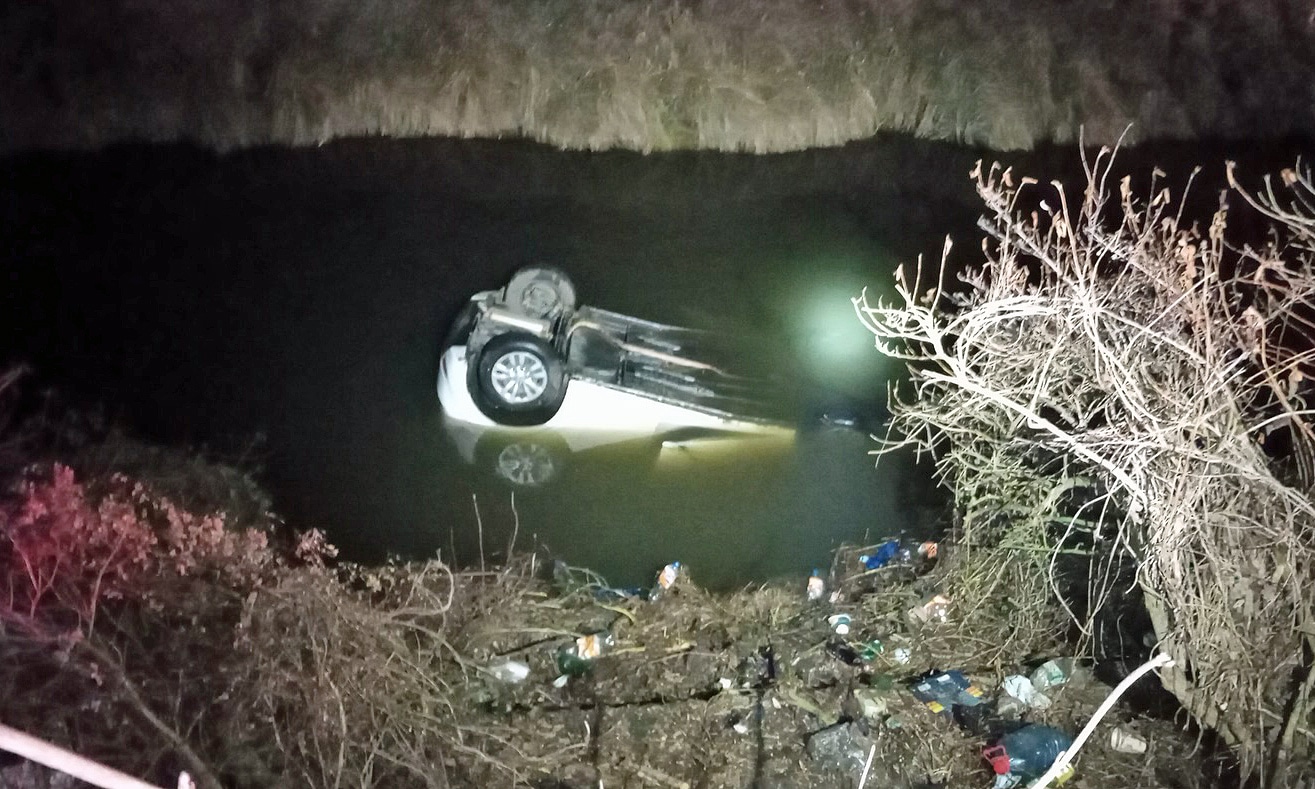 Nehoda u Liběšic, auto skončilo v řece. Foto: HZS
