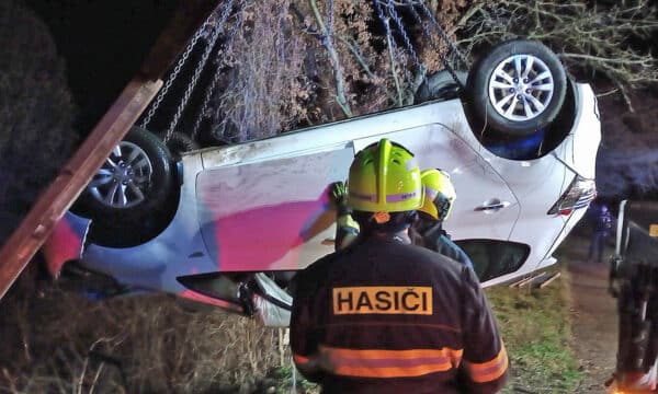 Nehoda u Liběšic, auto skončilo v řece. Foto: HZS