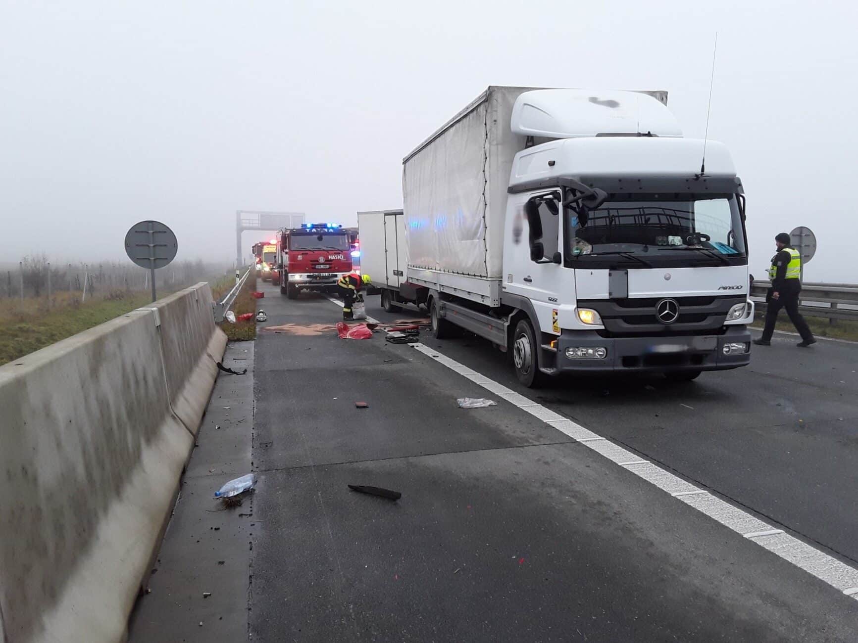 První nehoda dodávky a kamionu se na D2 stala už ráno. Foto: HZS