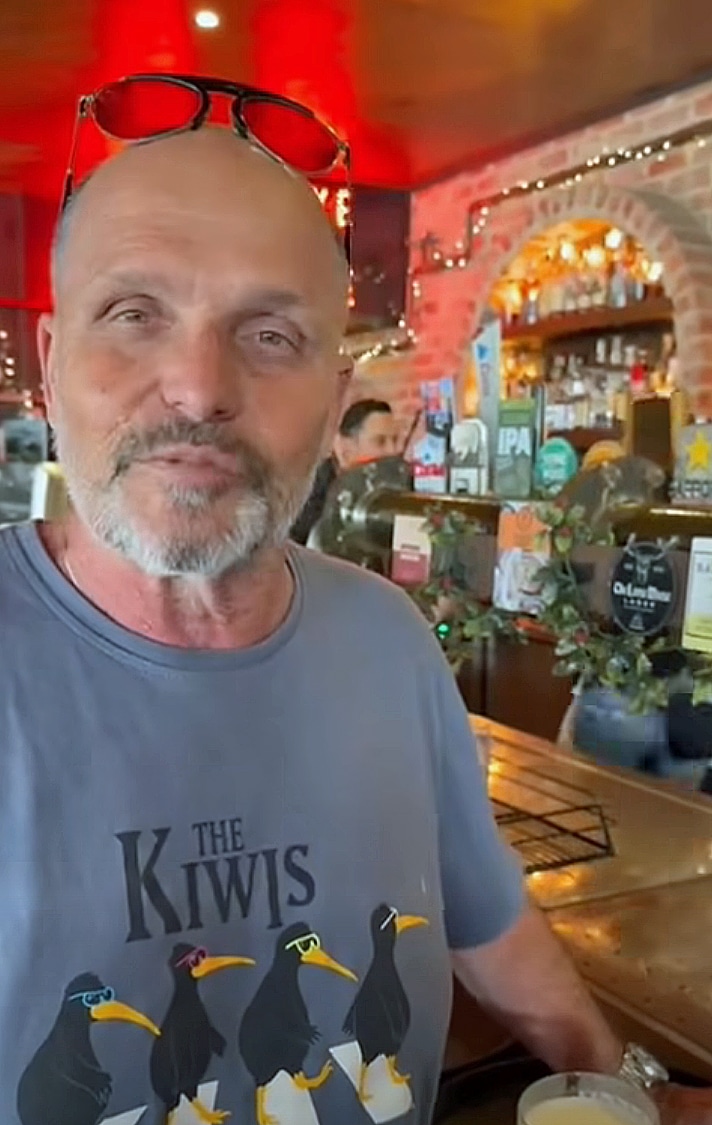Zdeněk Pohlreich v baru v Austrálii. Zdroj: Facebook
