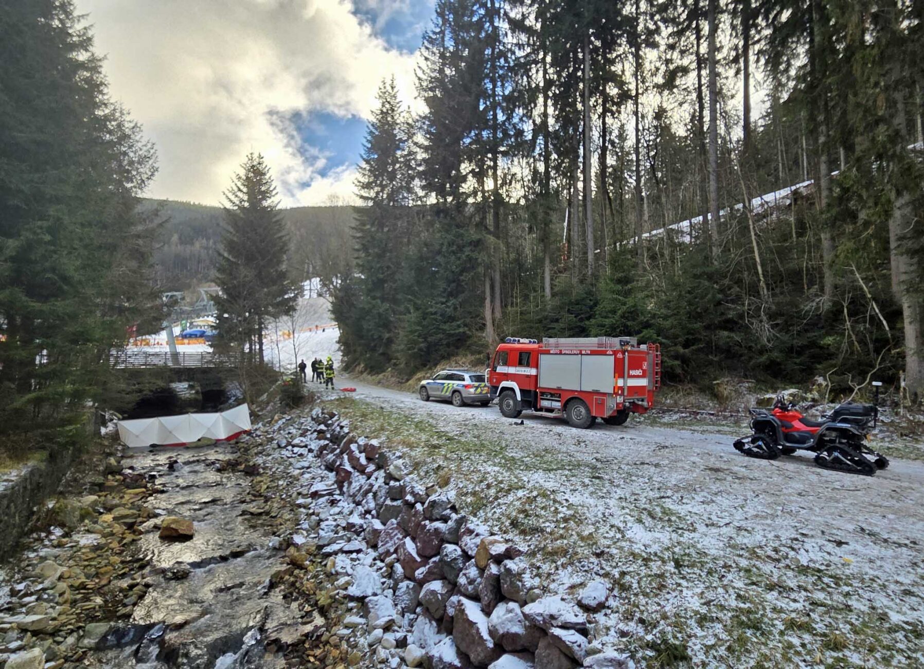 Ve Svatopeterském potoku ve Špindlu našli mrtvou osobu. Foto: Hasiči Špindlerův Mlýn