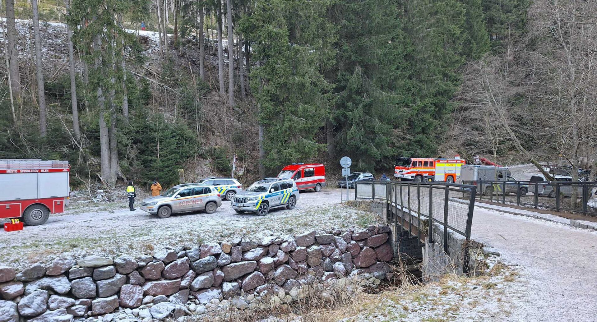 Ve Svatopeterském potoku ve Špindlu našli mrtvou osobu. Foto: Hasiči Špindlerův Mlýn