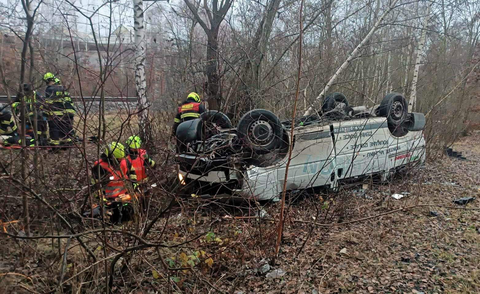 Střecha a kabina dodávky byly zcela zdemolované. Foto: HZS