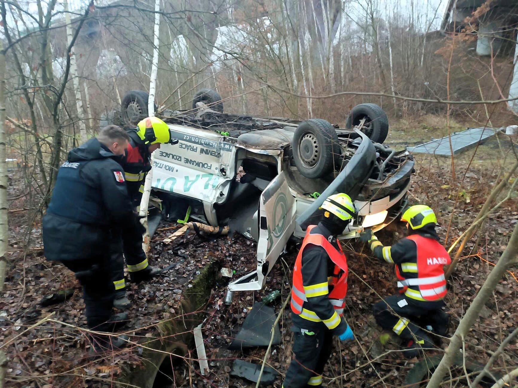 Posádku museli z vozu vyprostit hasiči. Foto: HZS
