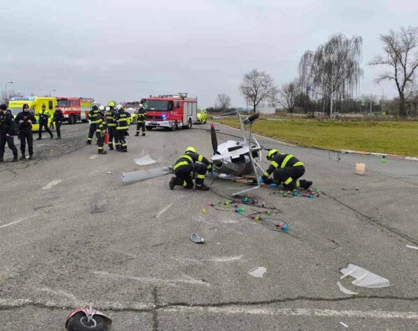 Nehoda vírníku v Hradci Králové. Foto: HZS