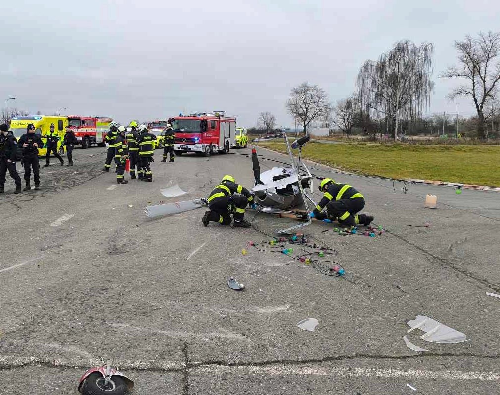 Nehoda vírníku v Hradci Králové. Foto: HZS