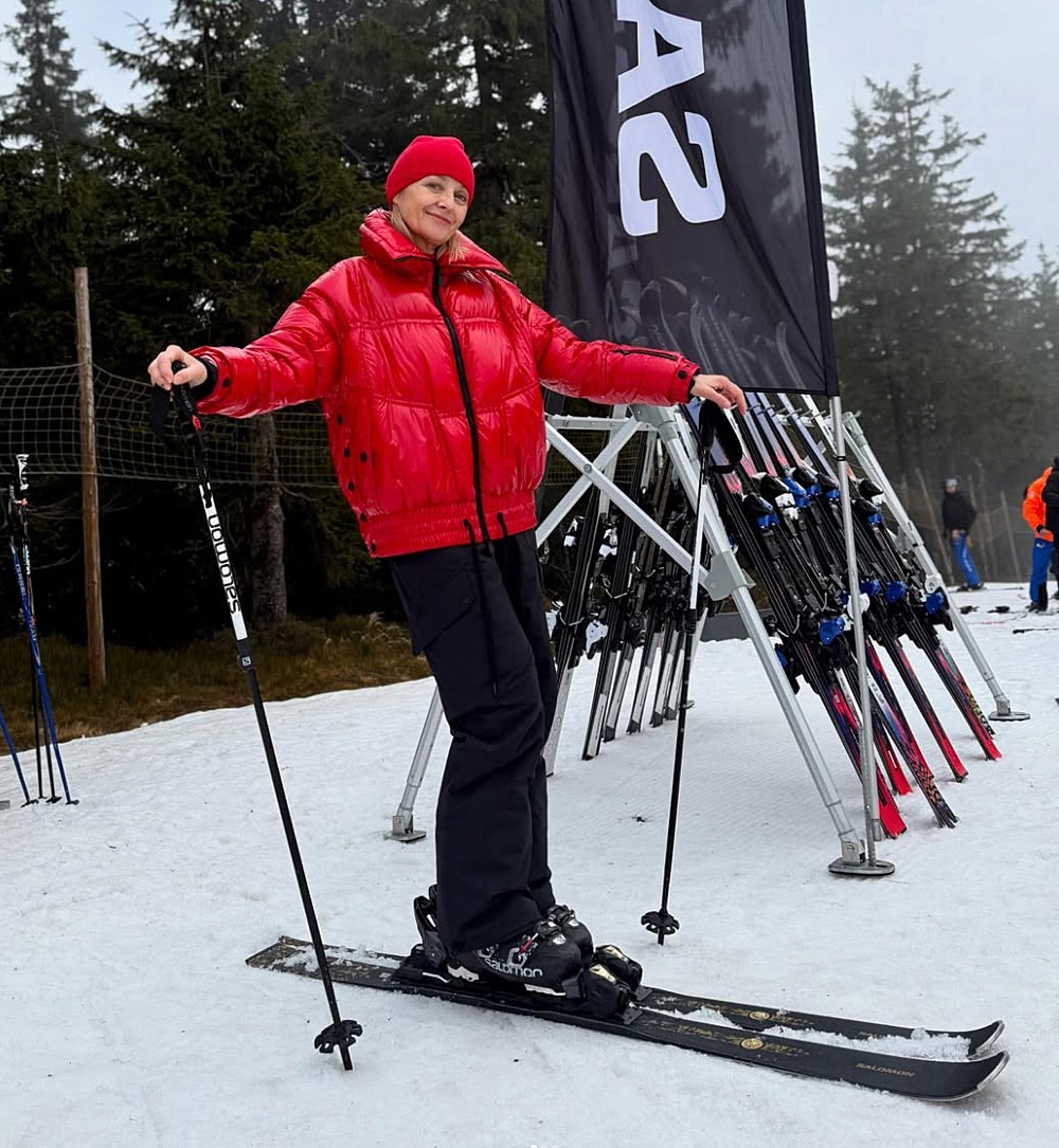 Herečka Veronika Žilková na lyžích. Foto: Instagram