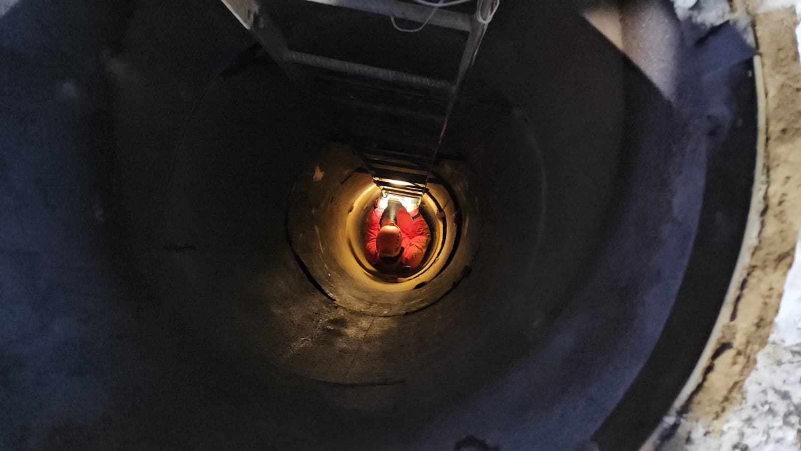 Do jeskyně vedou jen velmi úzké otvory. Foto: HZS