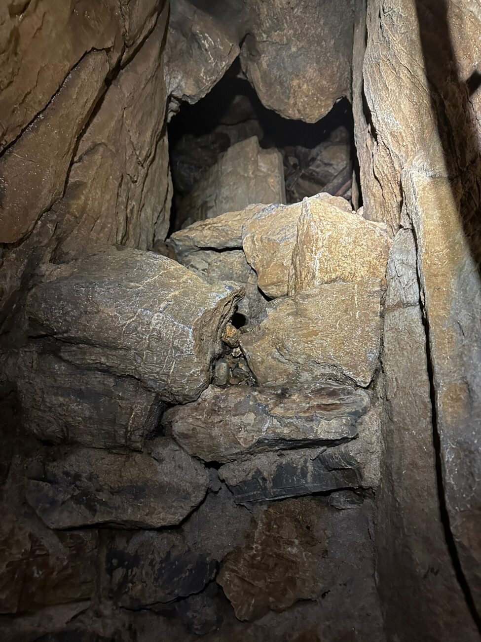 Terén v jeskyni je velmi složitý. Foto: HZS