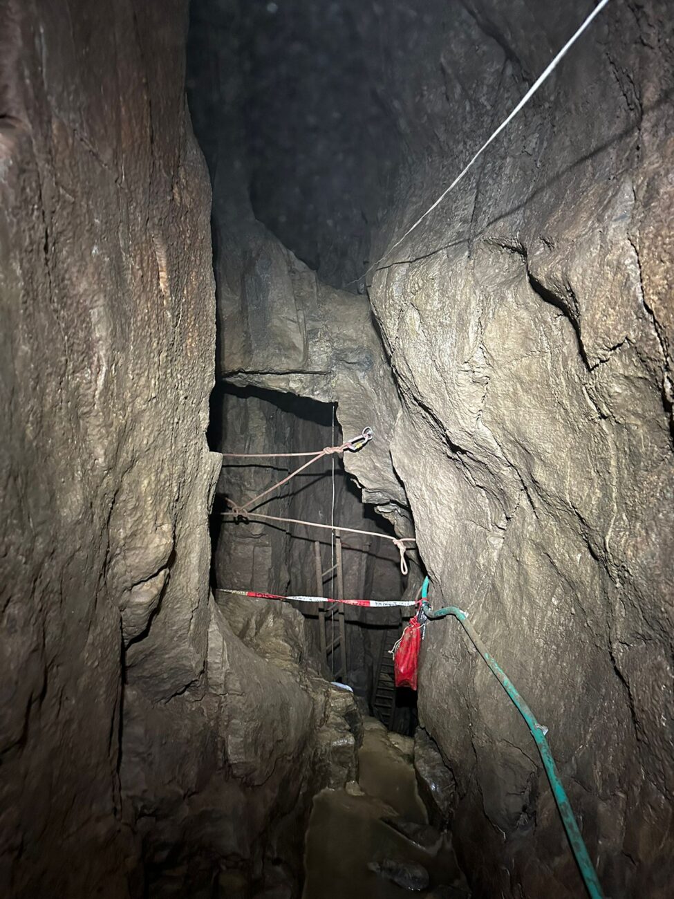 Terén v jeskyni je velmi složitý. Foto: HZS