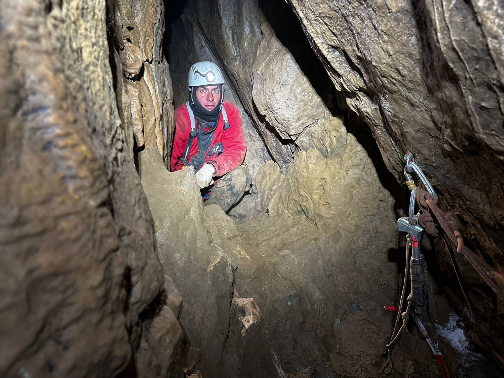 Terén v jeskyni je velmi složitý. Foto: HZS