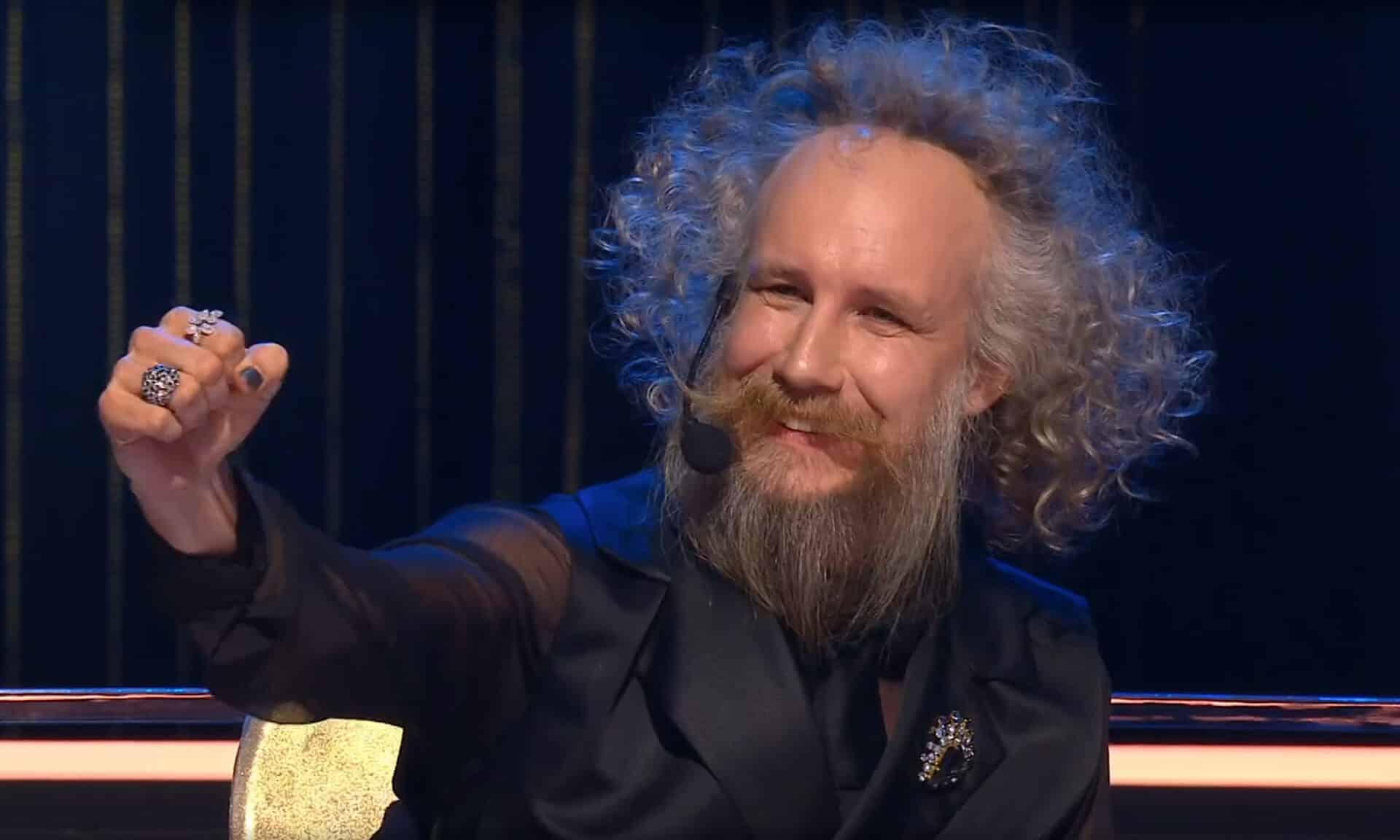 Porotce Marek Zelinka překvapil v silvestrovské StarDance svou vizáží. Zdroj: ČT