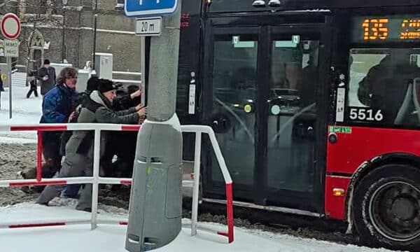 Na náměstí Míru si museli cestující odtlačit autobus. Zdroj: Ondřej Prokop
