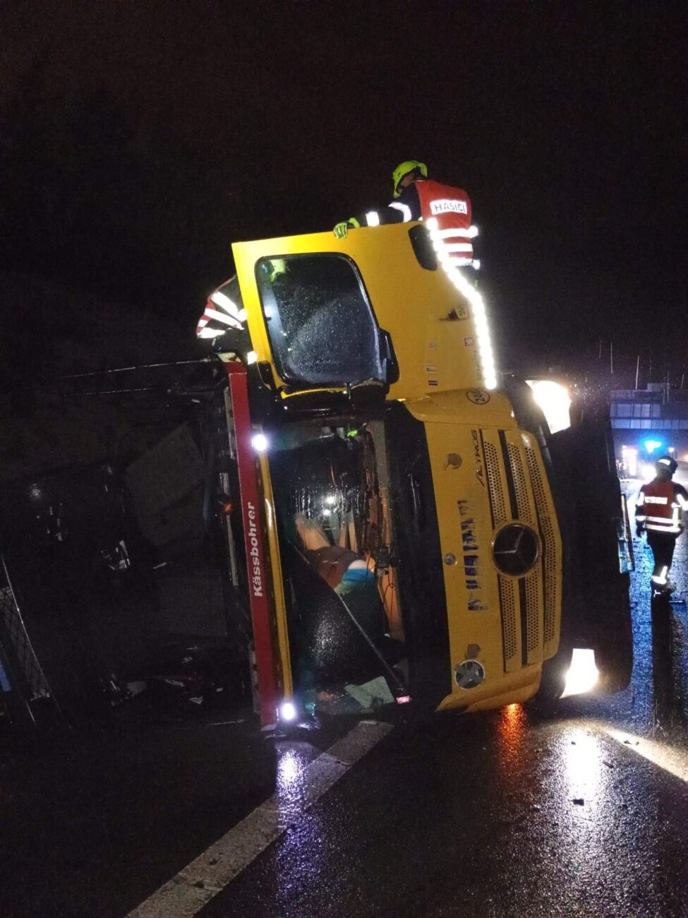 Nehoda kamionů na dálnici D3. Foto: HZS