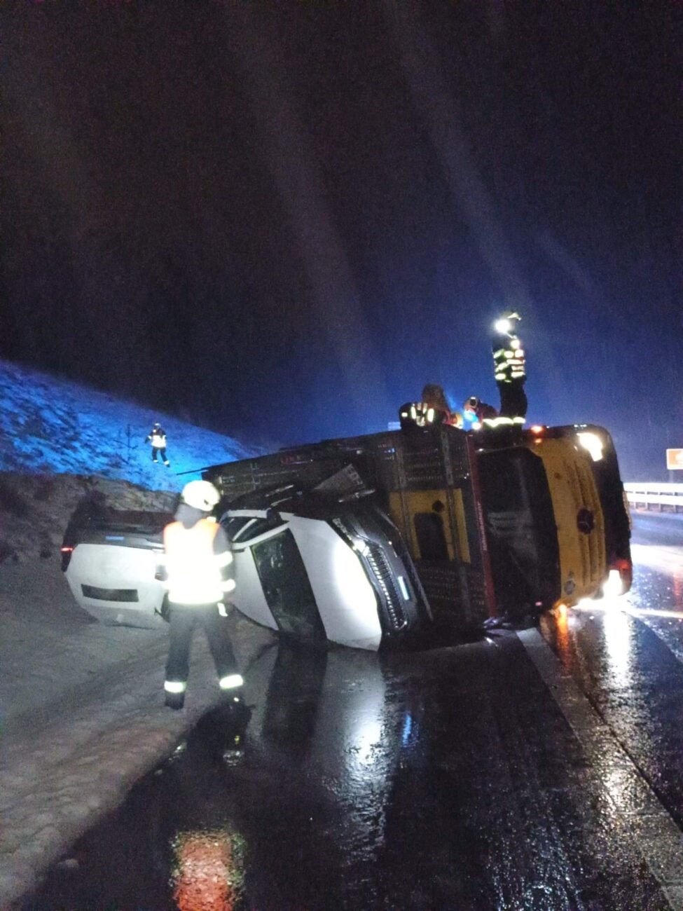 Nehoda kamionů na dálnici D3. Foto: HZS