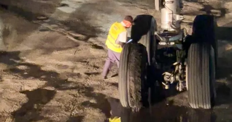 Poškozené kolo českého letadla na Kubě. Foto: Jan Macháček