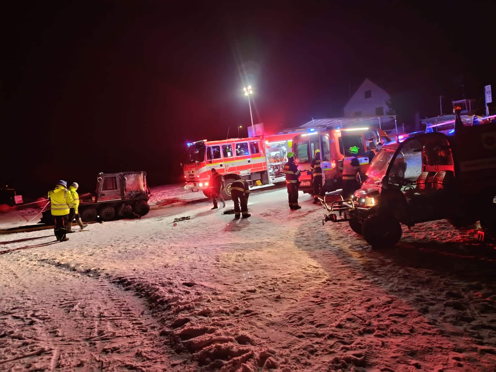 Hasiči vytahují čtyřkolku z Lipna. Foto: HZS