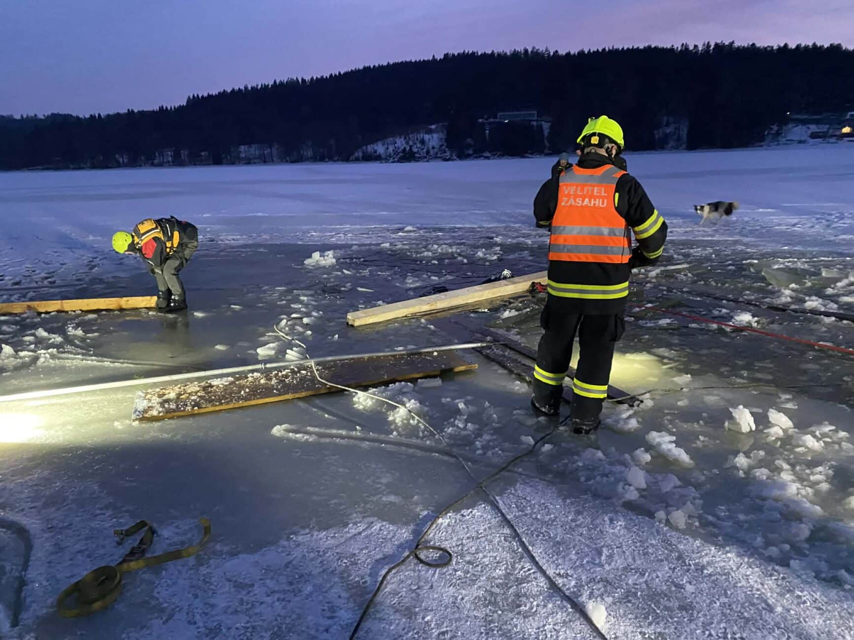 Hasiči vytahují čtyřkolku z Lipna. Foto: HZS