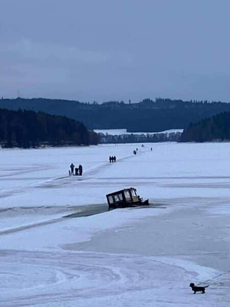 Hasiči vytahují čtyřkolku z Lipna. Foto: HZS