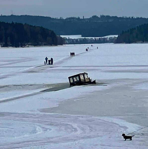 Na Lipně se propadla čtyřkolka. Foto: HZS