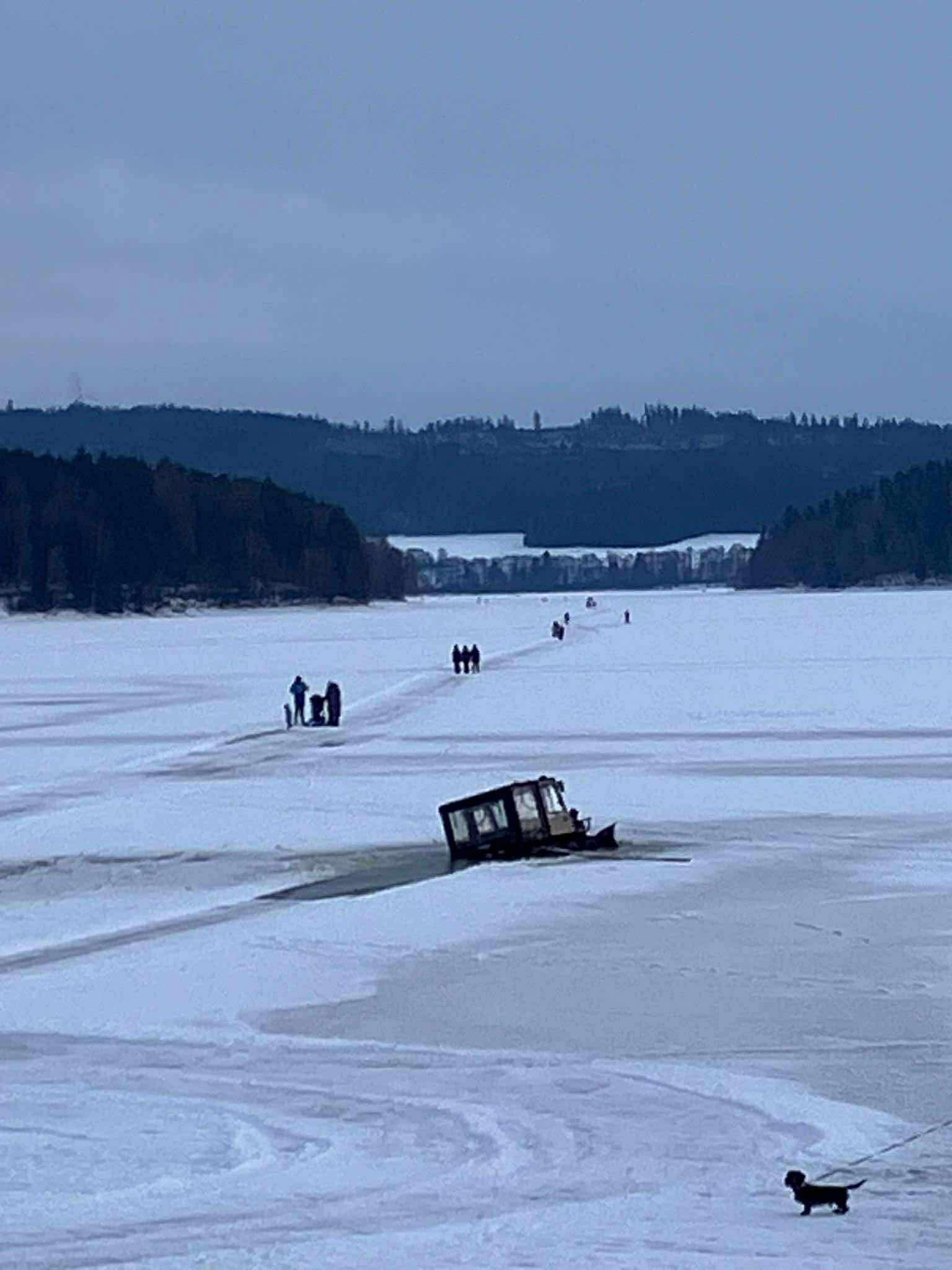 Hasiči vytahují čtyřkolku z Lipna. Foto: HZS